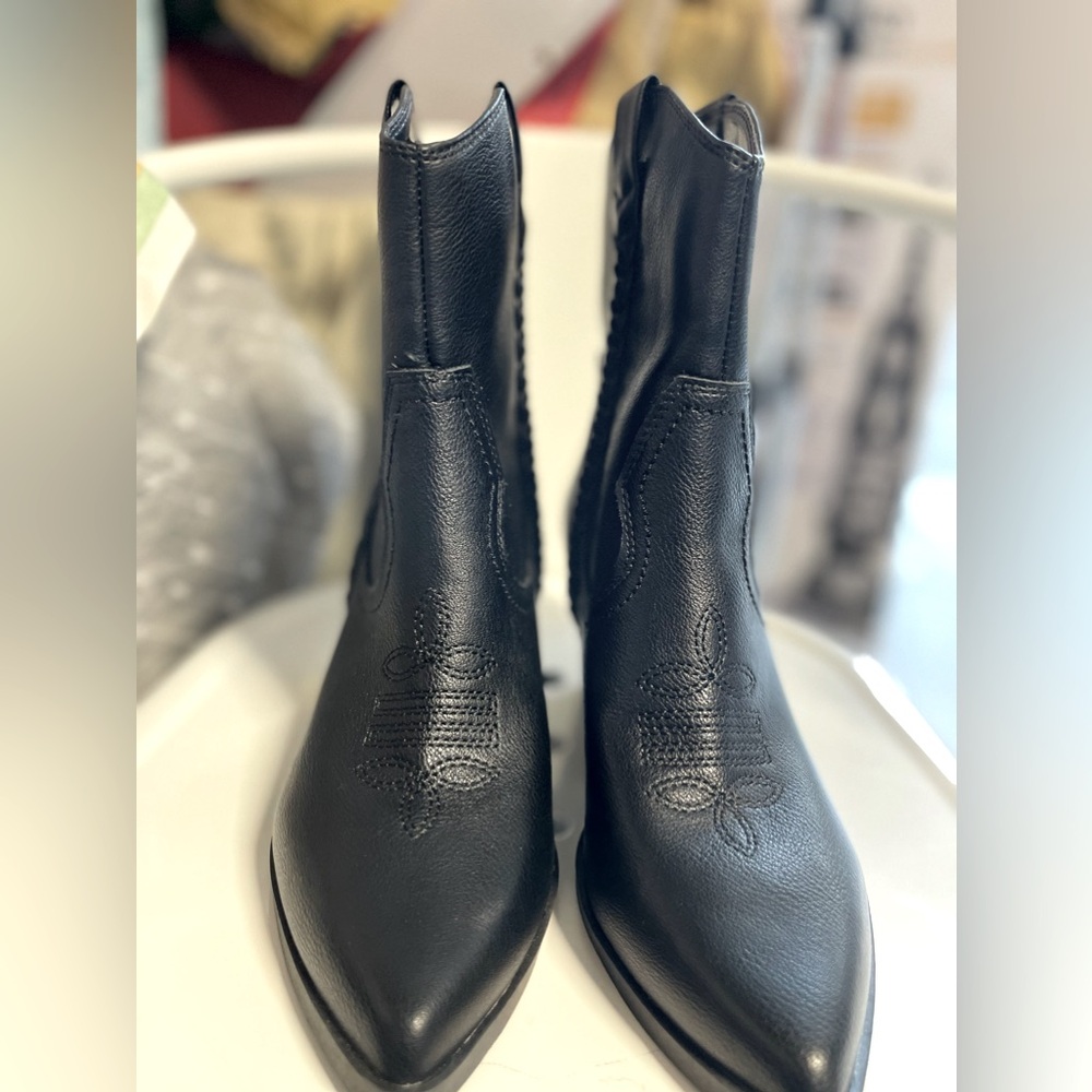 DV Dolce Vita
Pointed Toe Ankle Boots Accentuate your looks with the stylish